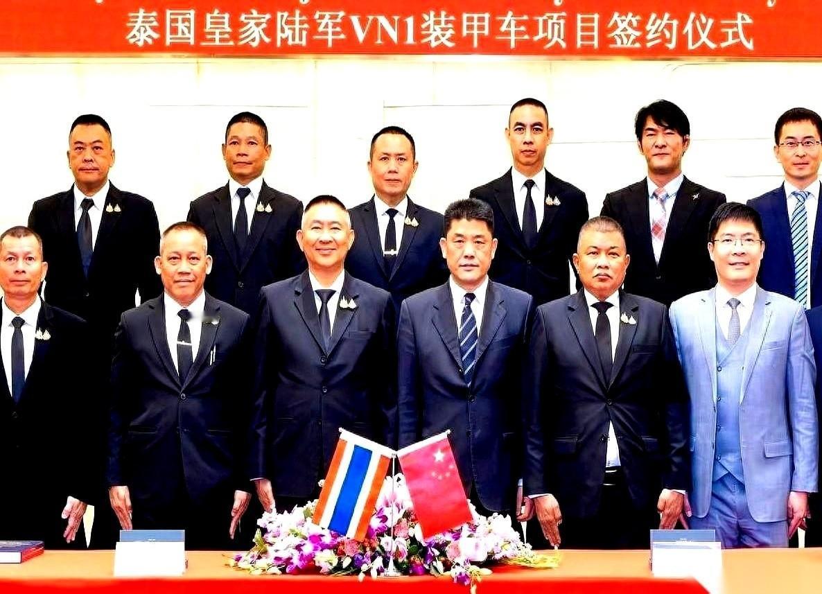 北京机场，落了架军用灰的飞机。
没搞什么欢迎仪式，下来一帮泰国军方大佬，揣着快1