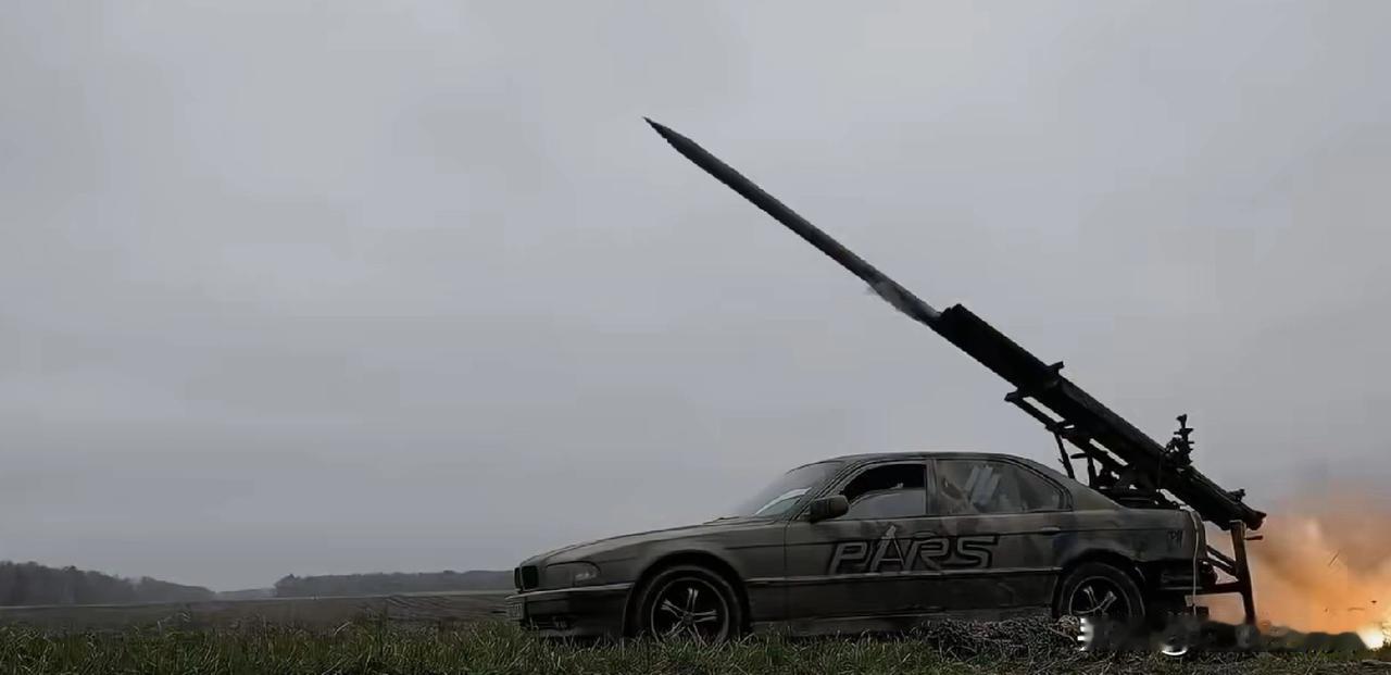 乌军这是什么情况，发射火箭弹怎么用宝马车作为底盘，这到底是富得流油、还是已经山穷