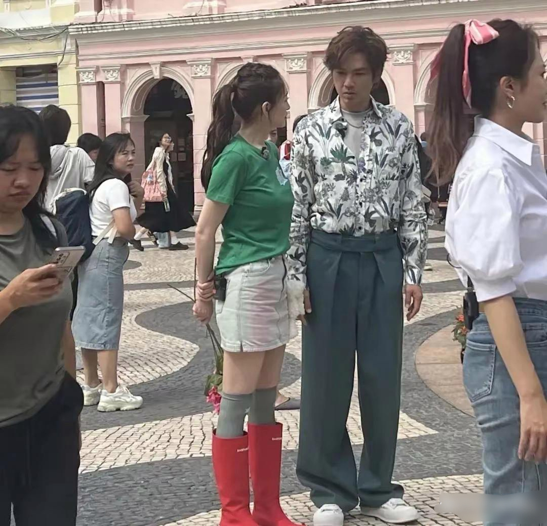 皮肤白，都可以任性地绿衣配红鞋。 ​​​