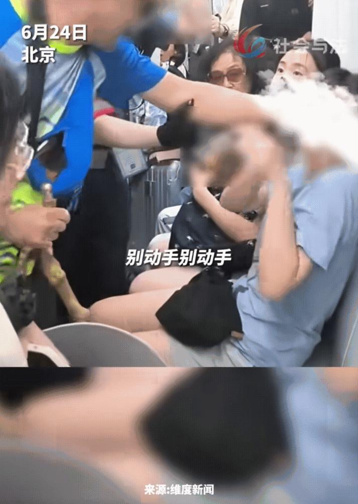 北京地铁大爷强行要求让座，杖扫女子腿部内侧，没有普遍的意义，但也不能纵容老人倚老