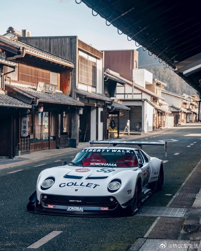 纯白 LB Miura 停靠古街，复古赛事涂装自带故事感 