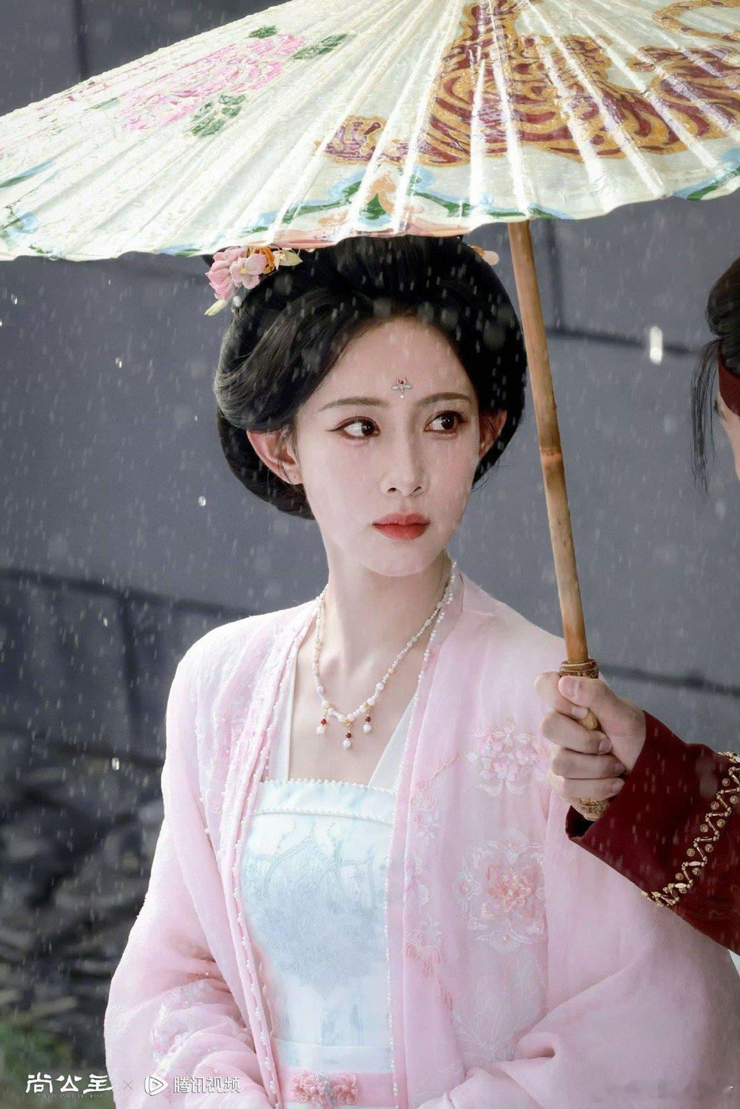 孟子义雨中戏 孟子义《尚公主》雨中名场面！白色古风装适配雨天，眼含泪光故事感足，