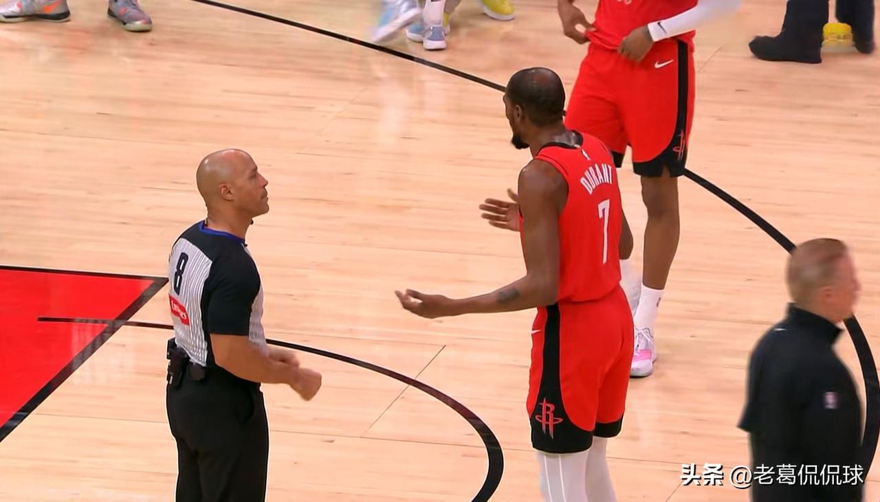 火箭巨星杜兰特彻底的成为了绿叶！在今天进行的火箭和快船的比赛中，目前双方的上半场