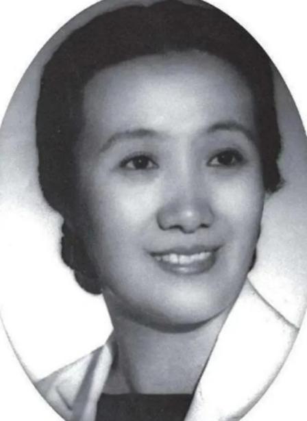 1949年，宋时轮受邀参加宴会，目光被一位身材较好的女子吸引。仔细一看，宋时轮顿