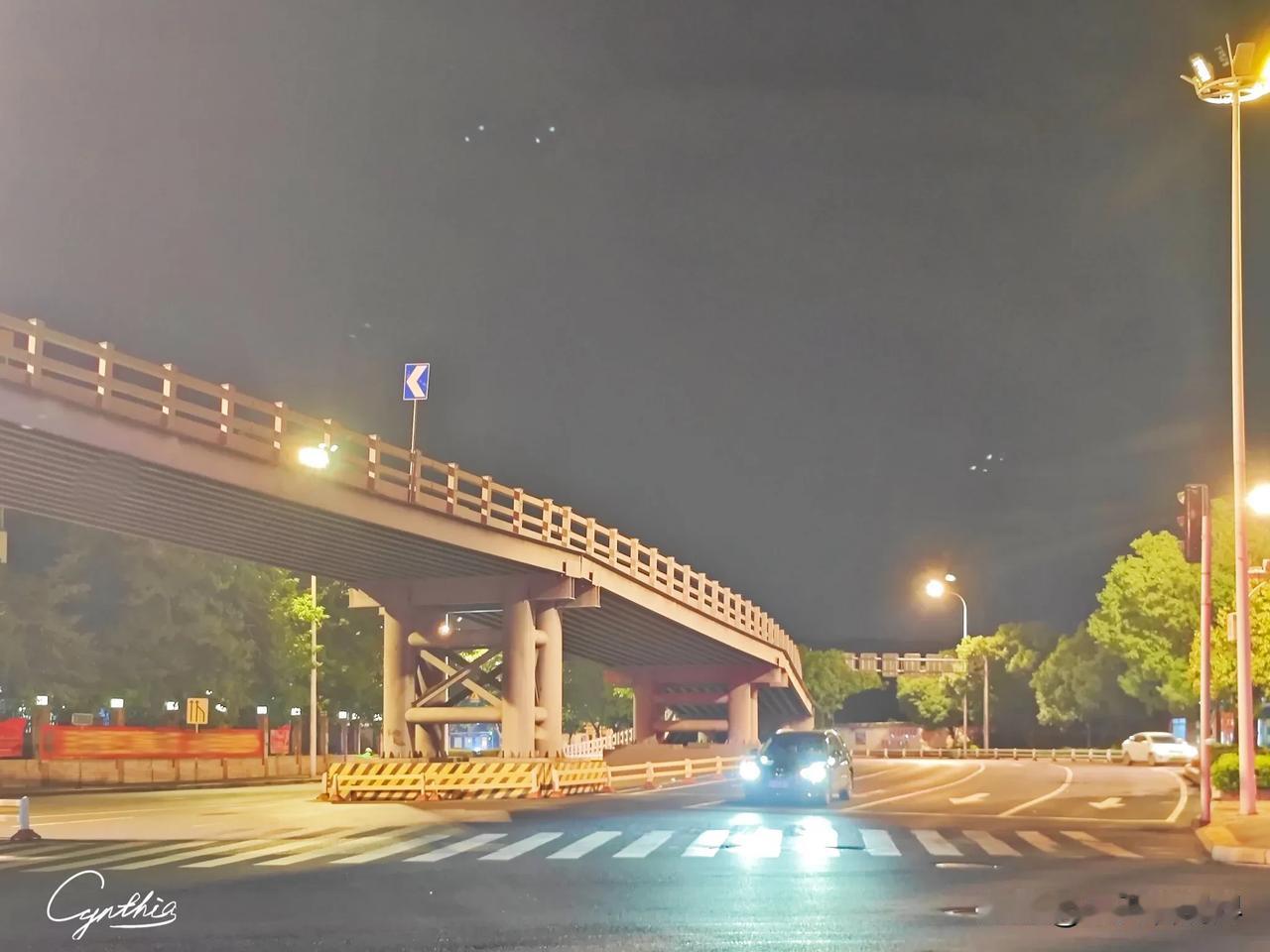 机关故事｜子夜归途。疲惫不堪，只待一切顺利。

分享一张你最近随手拍的照片吧
