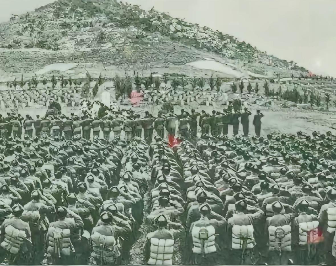 1958年10月，最后一批志愿军归国前的珍贵影像。全体官兵一起在烈士陵园，向长眠