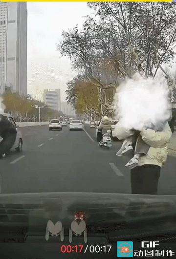 自己给自己比个中指。
开白车的男子应该好似缺弦了，视频车已经让他了，他竟然还挑衅