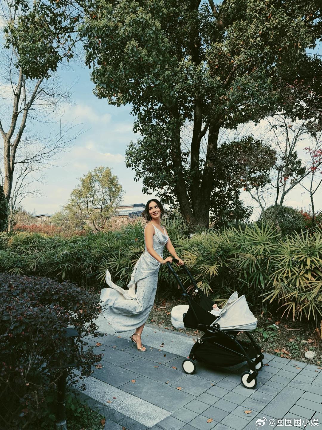 卢靖姗40岁身材卢靖姗公园遛娃卢靖姗公园遛娃，小家伙在车里手舞足蹈，妈妈笑意浓浓