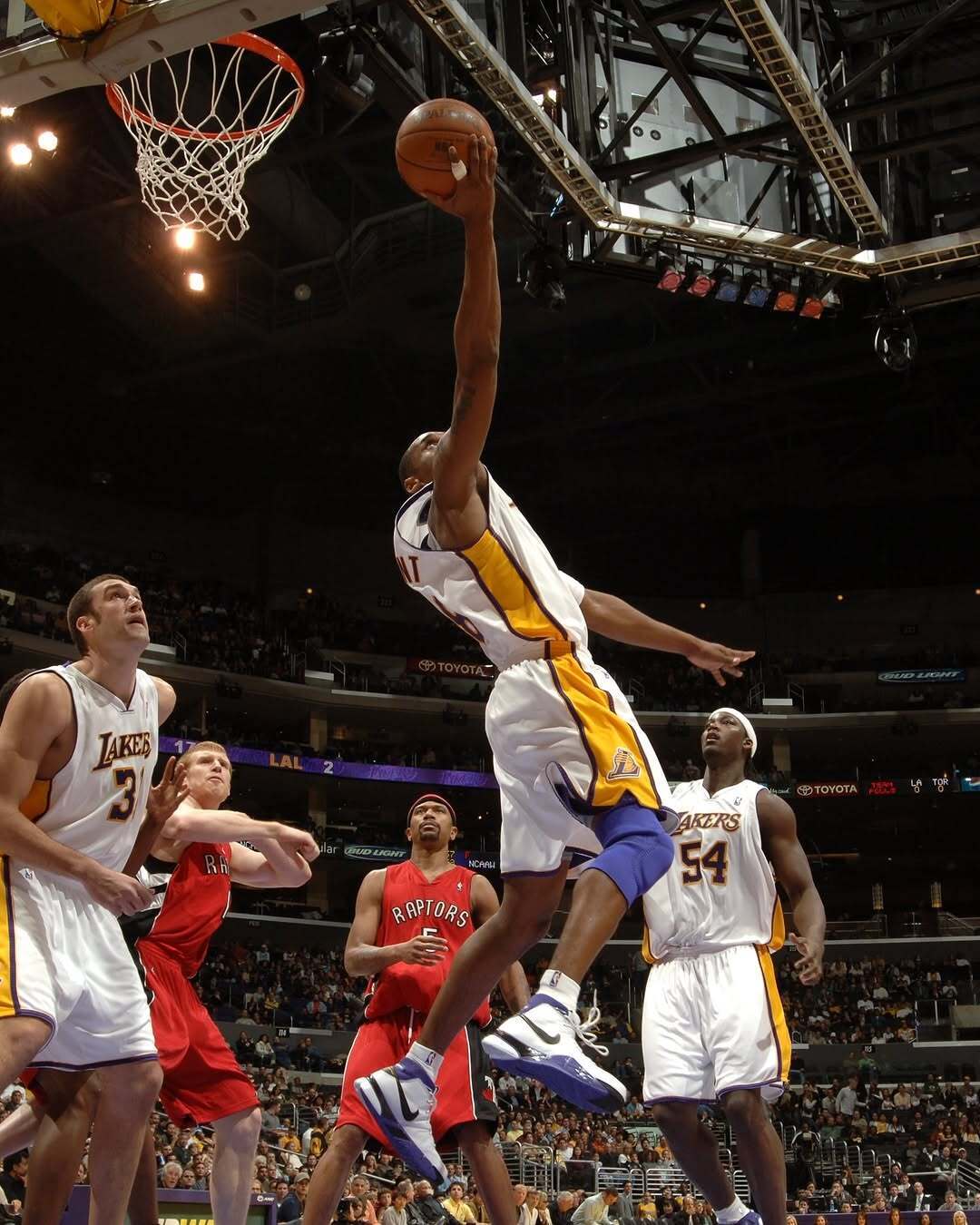 这双经典白紫配色的ZK1真是百看不厌。20年前的今天，科比面对猛龙拿到81分。—