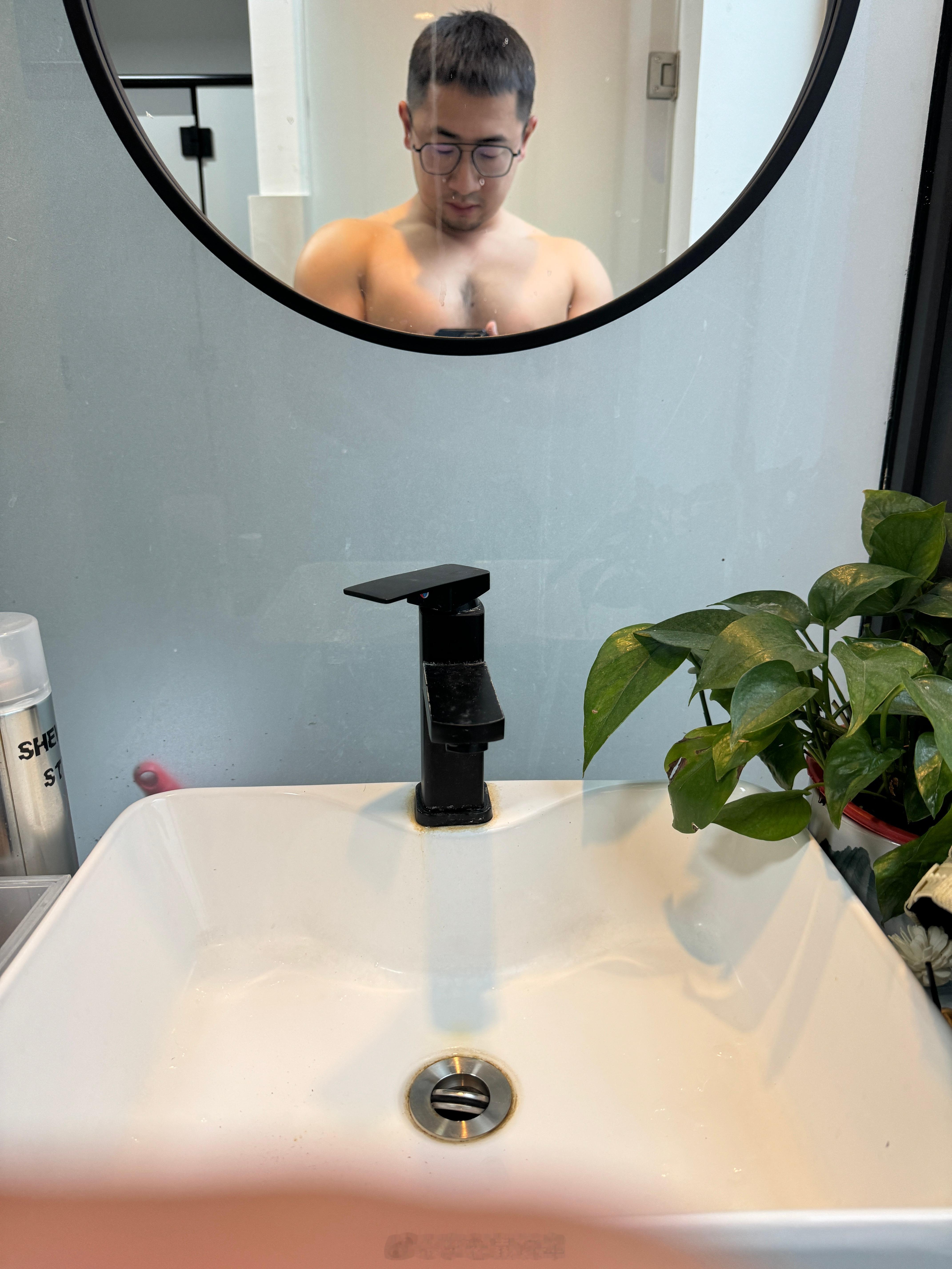 我每次训练完的自拍看着都不够硬汉，怪怪的，帮我分析一下问题出在哪了🥲 ​​​