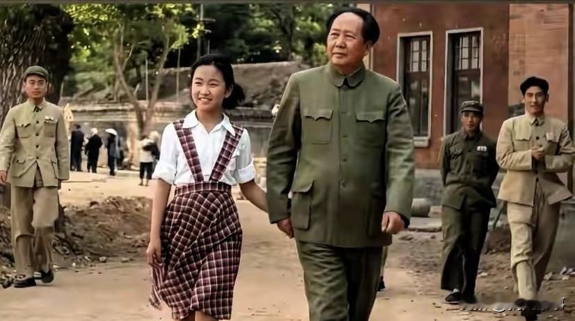 1948年，西柏坡清晨，李敏与父亲牵手漫步。镜头下，李敏穿着背带裙，容貌清丽，她