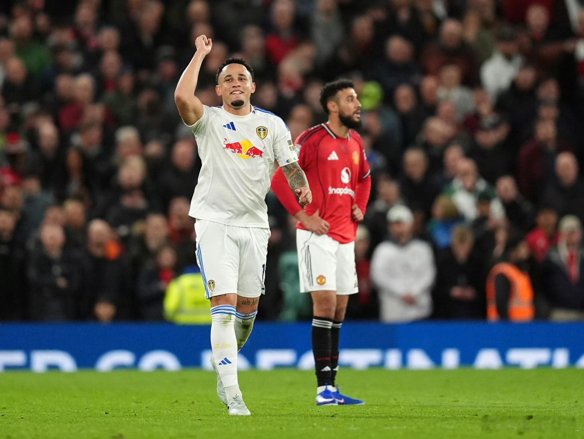 1:2！曼联主场翻车，利马染红离场，卡里克首尝主场失利创45年纪录上赛季热刺拿下