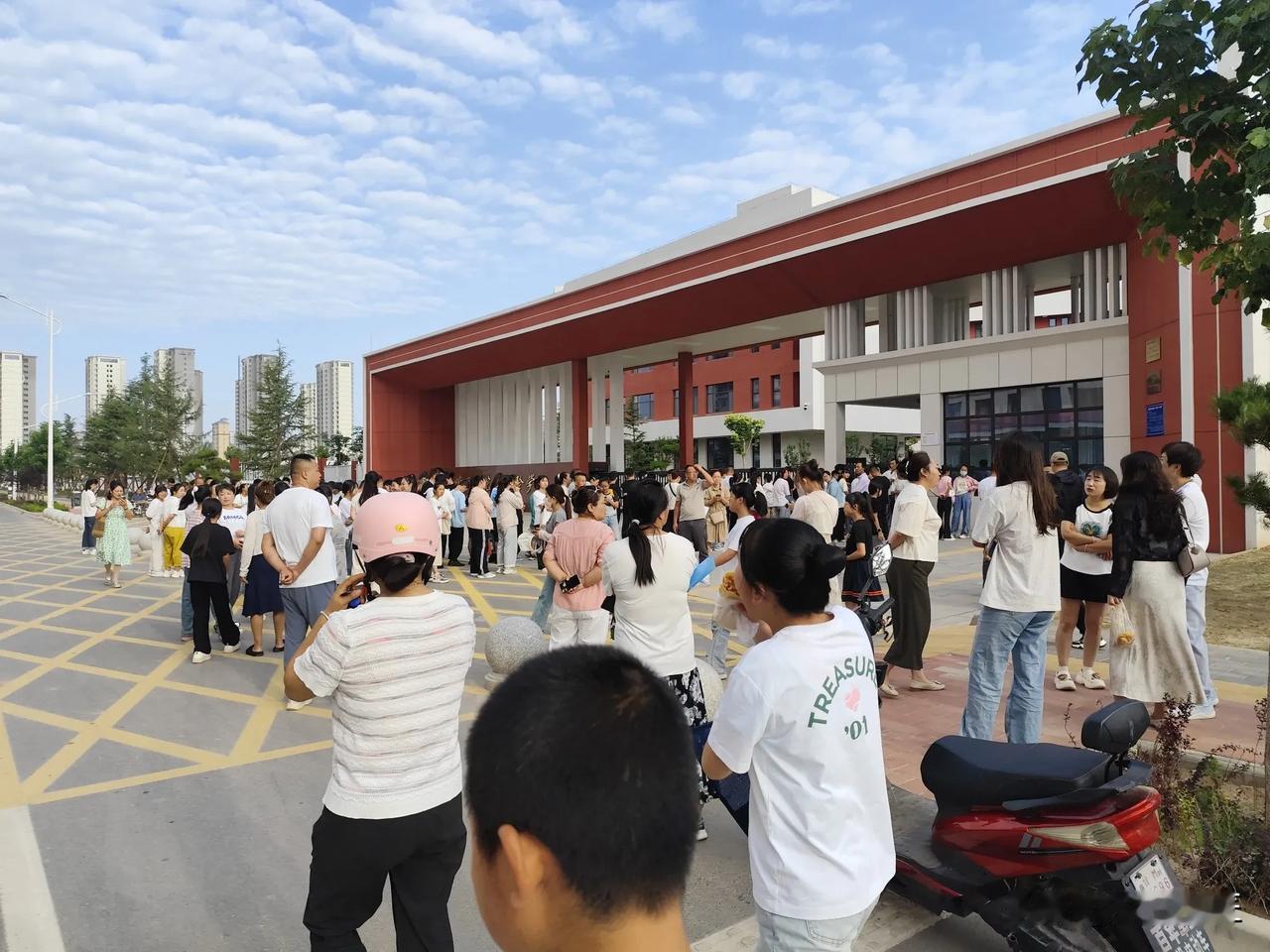 新生报到，是家长和学子最为兴奋的事情。清晨时分，在学院路实验学校，新初一的家长和