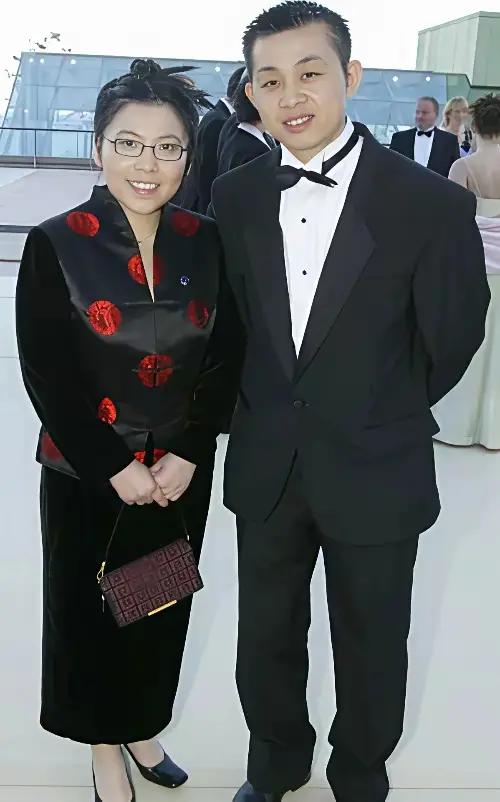 哈哈！邓亚萍怕是做梦都要笑出声。邓亚萍身高一米五五，丈夫身高一米七，17岁的儿子