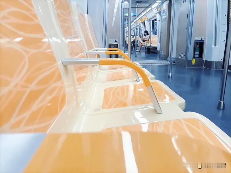 成都地铁新型分区座椅设计引发热议。这种采用独立扶手隔断的座位布局，既解决了乘客间