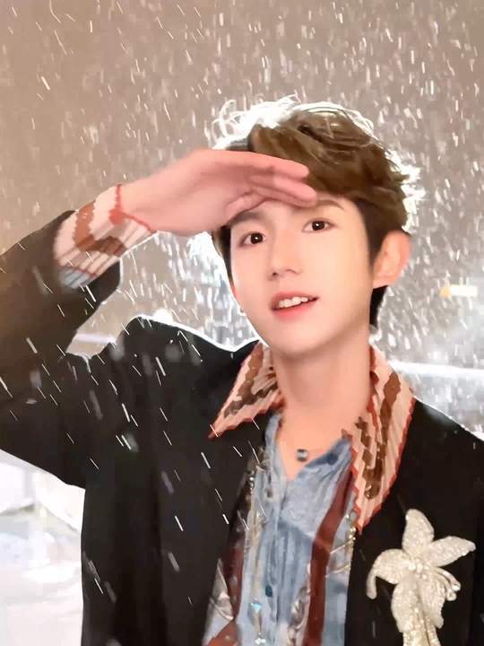 王源cha的初雪王源雪夜跳初雪  王源雪夜跳初雪，王源cha的初雪，谁懂一整个有