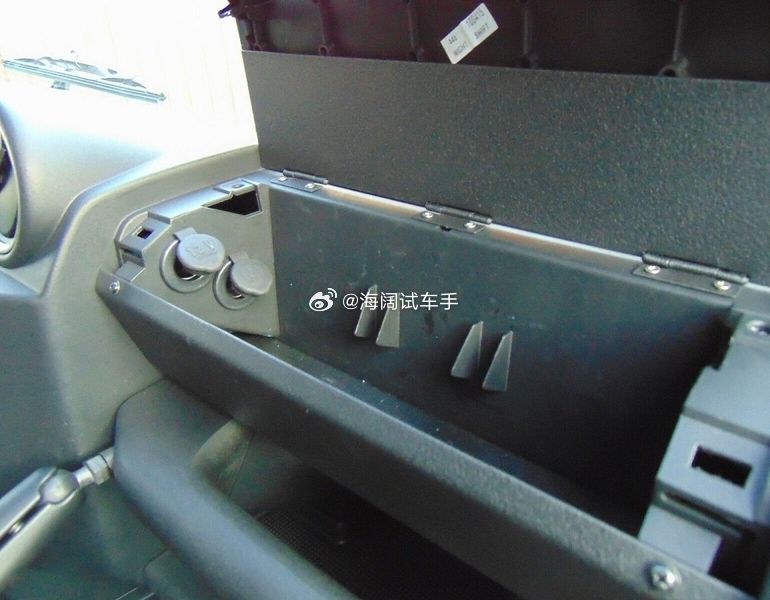 2015年卫士110，这是柴油机+手动挡，后半截子已经改装了，此车已行驶11.2