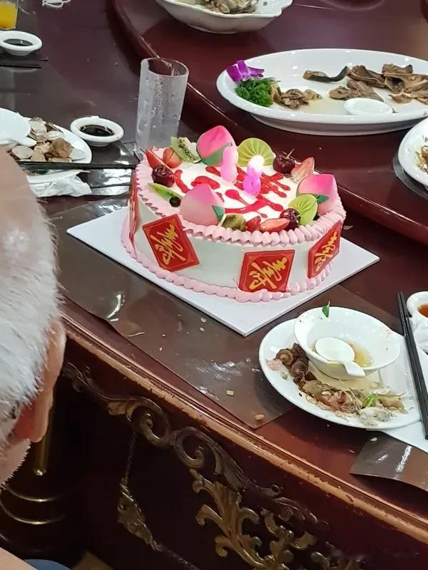 对于为老岳父操办九十岁大寿一事，旁观者看法不一。有人觉得，都九十岁了，人都快入土