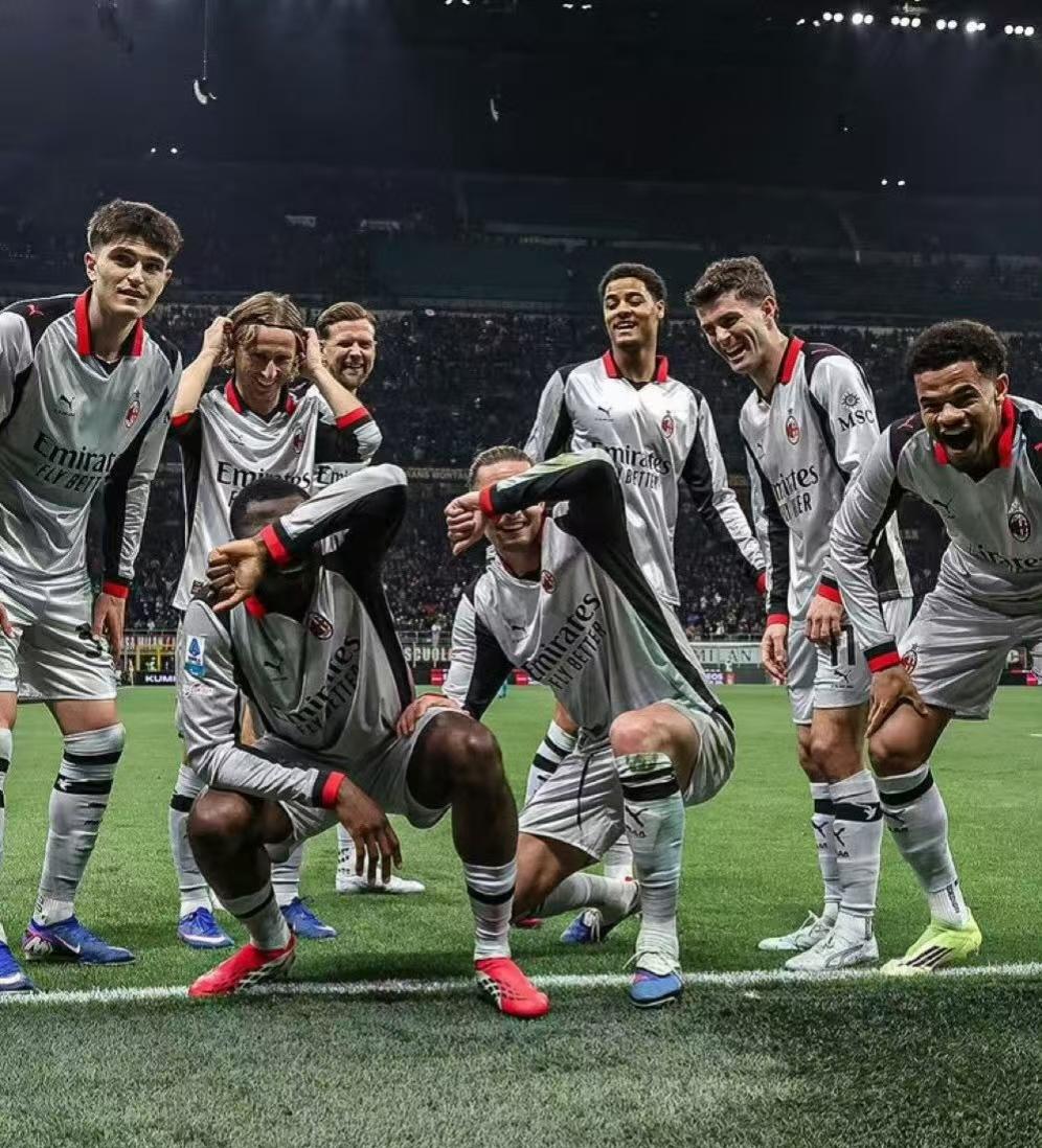 快乐米兰，致敬莱奥！
米兰3比2胜都灵的比赛中，进球后拉比奥和福法纳做起了莱奥标