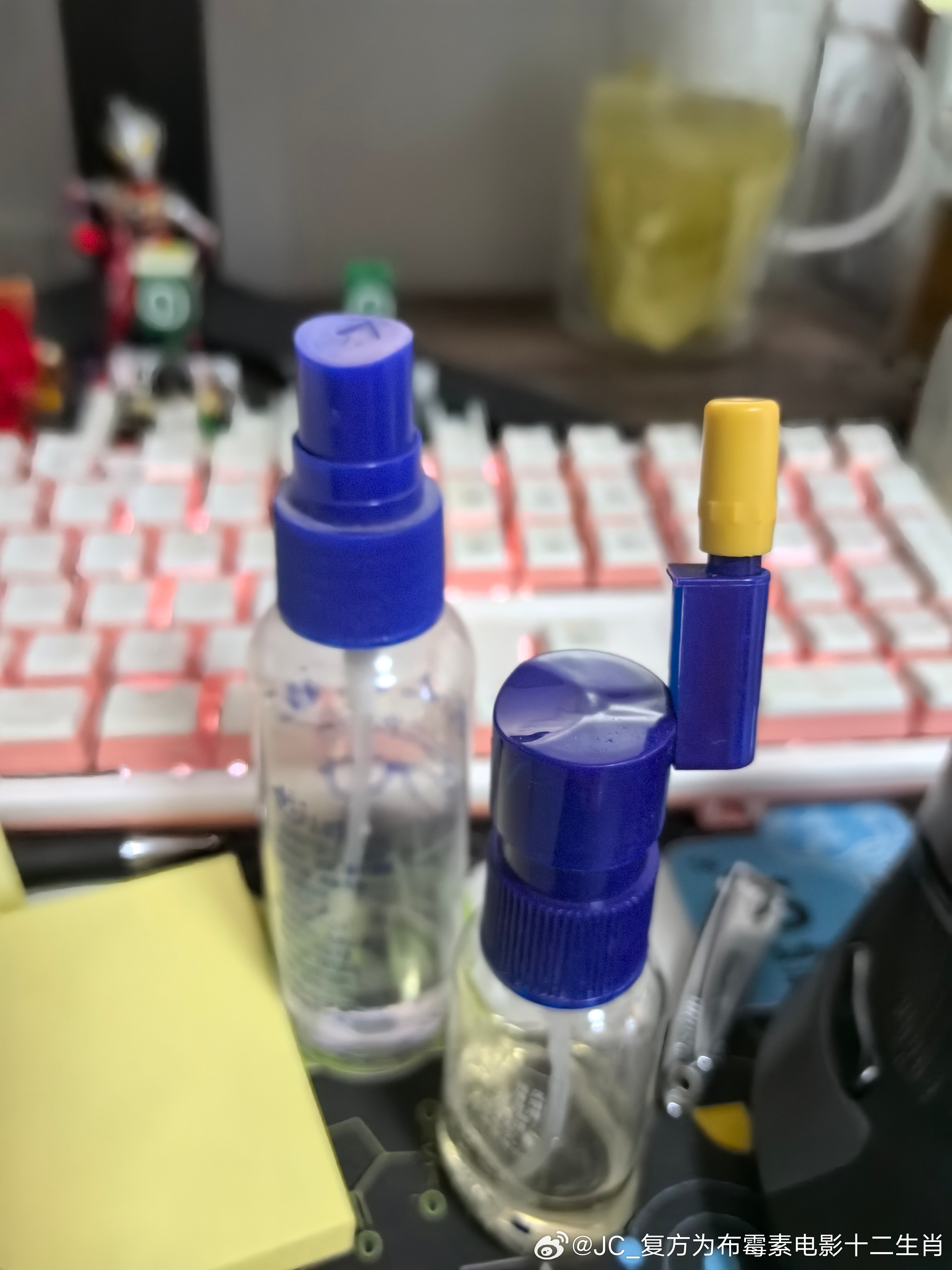 今天把眼镜清洗液当金喉健喷到嘴里去了，感觉味道怎么不对还香香的一低头赶紧吐出来，
