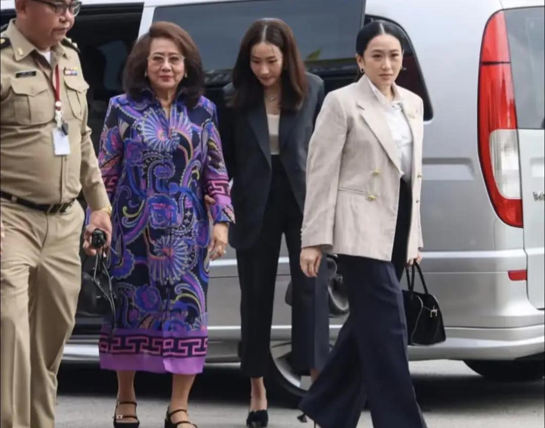 离婚了还是一家人？他信探视现场，前妻的身影藏着最真的牵挂
 
泰国监狱外的晨光里