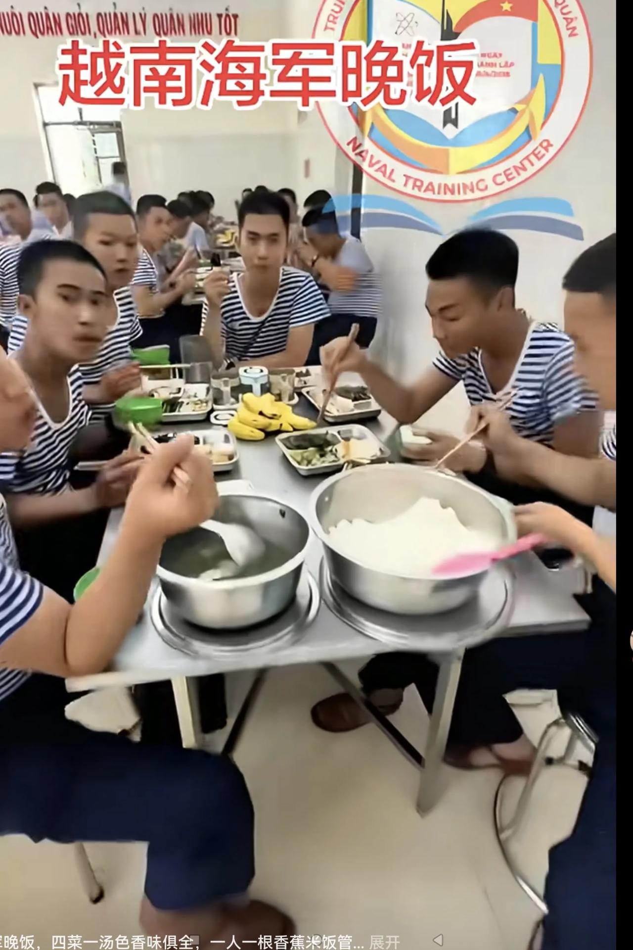 大家看看：越南海军士兵的晚饭怎么样？
是不是有点像民工队的晚饭，这餐桌上的饭莱根