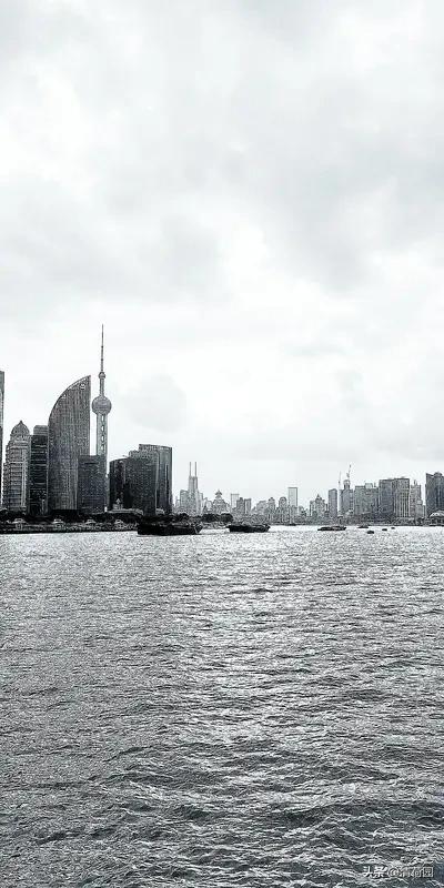 武契奇夜游黄浦江打卡三件套浦江夜色迎远客，外滩灯火映深情。武契奇漫步黄浦江畔，将