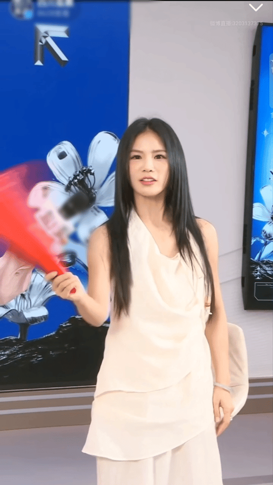 黄英开设了扇子技巧教学直播，演示扇子舞基础动作，整体动作应接不暇，眼睛看懂了，手