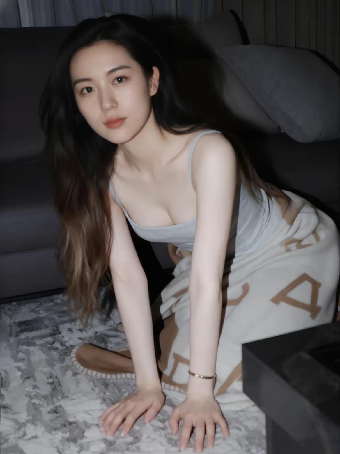 冬天就像一个巨大的包裹，里面藏着冷暖交织的惊喜。
清晨或傍晚，落日把暖金泼在薄雪