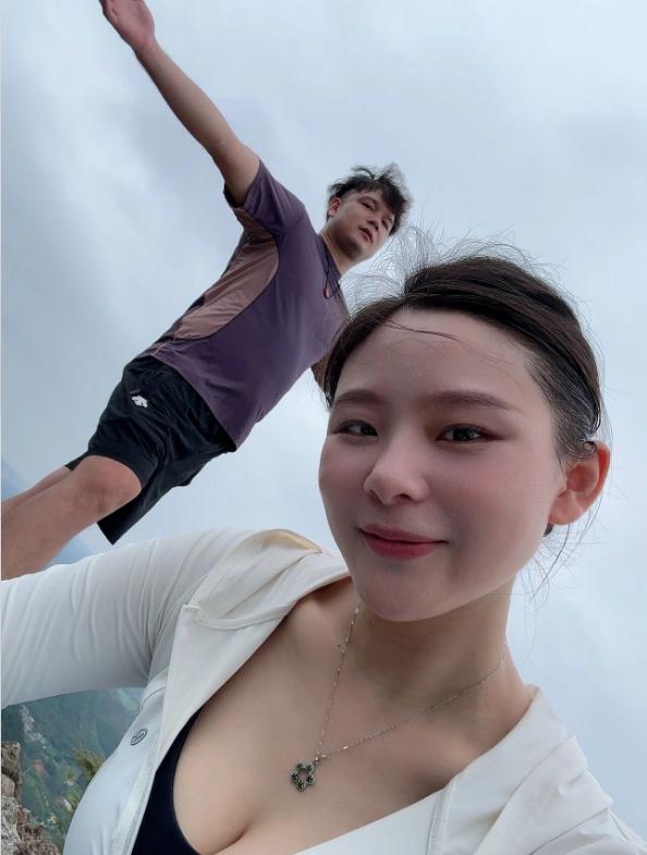 哪位大神可以帮我把上面的那个男人p掉，多谢了