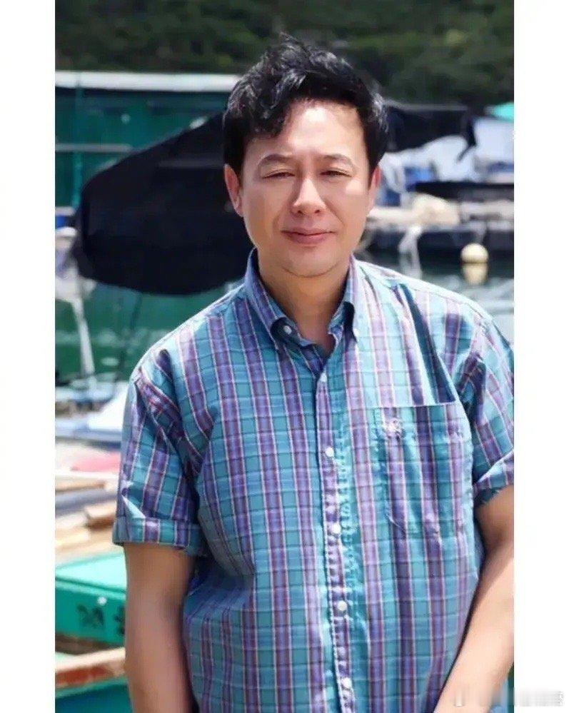 这几天一直上热搜的两个人：左边是张颂文，1976年出生于广东。右边是姜尘，198
