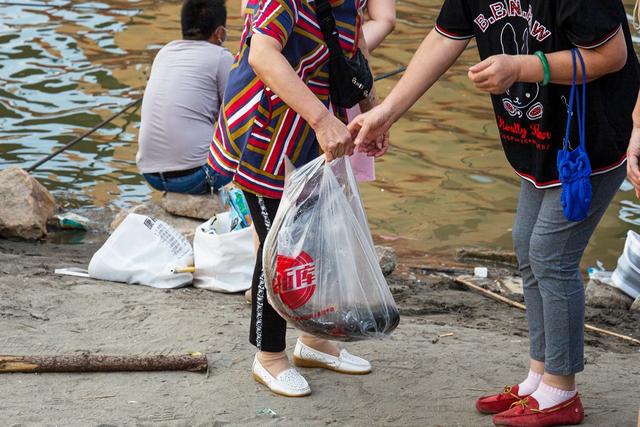 武汉|武汉江边露出大片滩涂，吸引市民垂钓，有人现场买鱼称其新鲜味道好