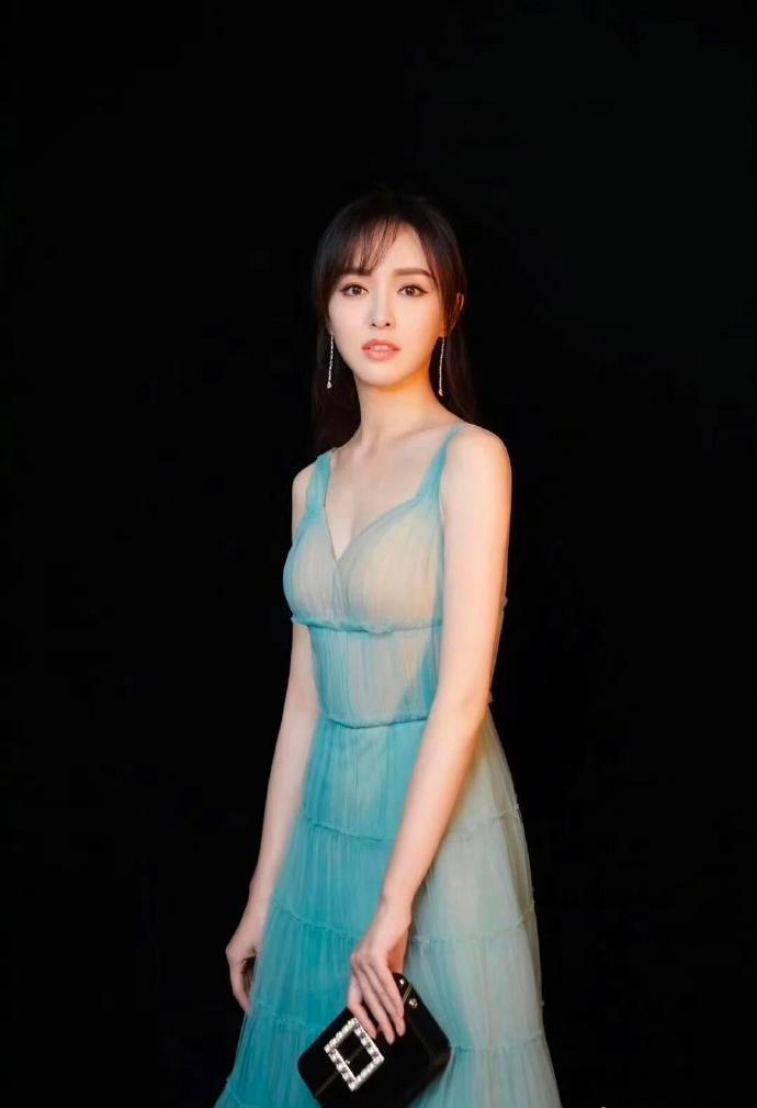 唐嫣这身薄纱裙也太绝了朦胧通透的质感，把氛围感拉满。这种隐隐约约的性感，真的很难