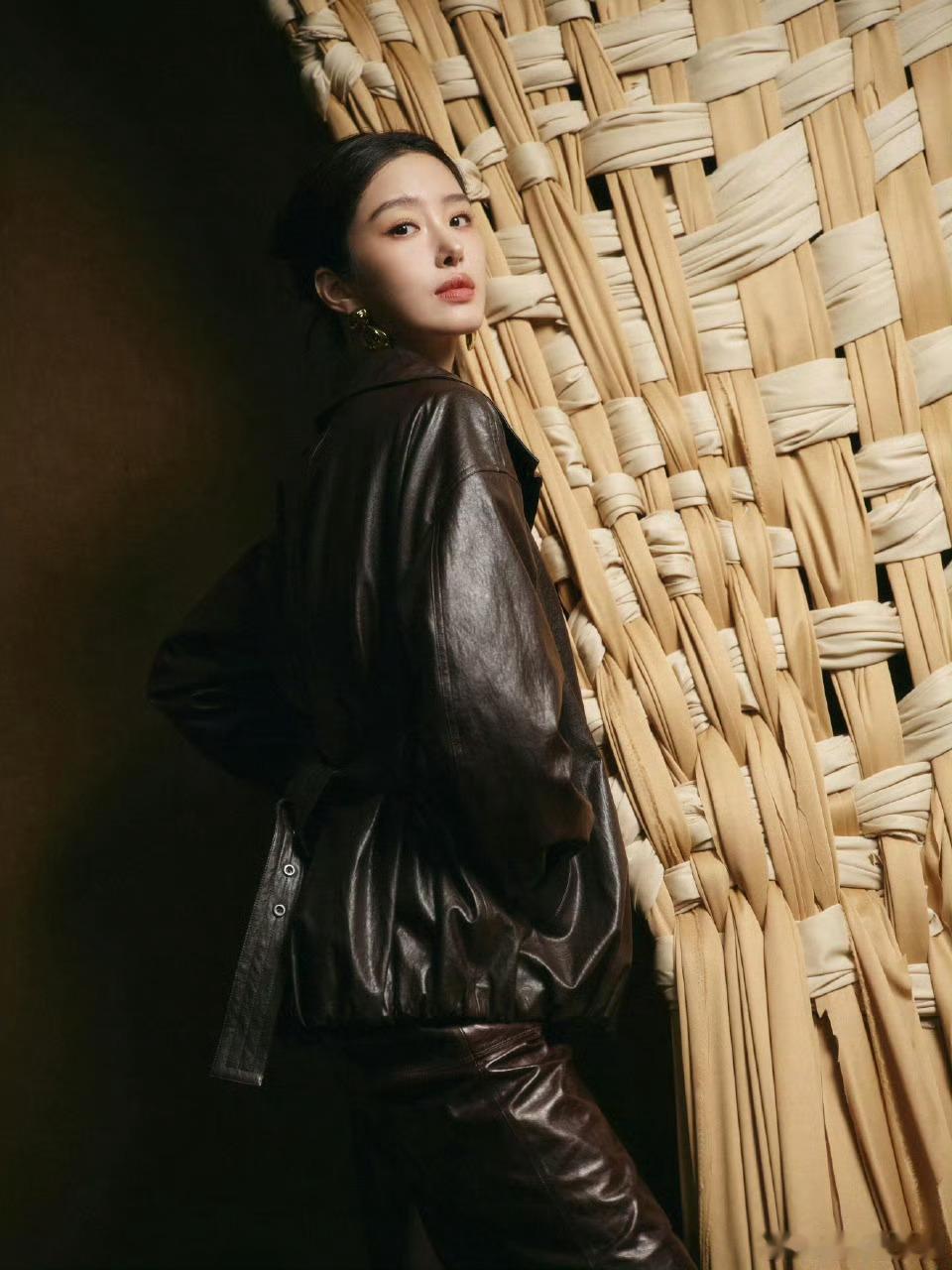 杨采钰女娲毕设圆头圆头真的太衬气质！杨采钰饱满圆润的头型搭配利落盘发，头脸比例恰