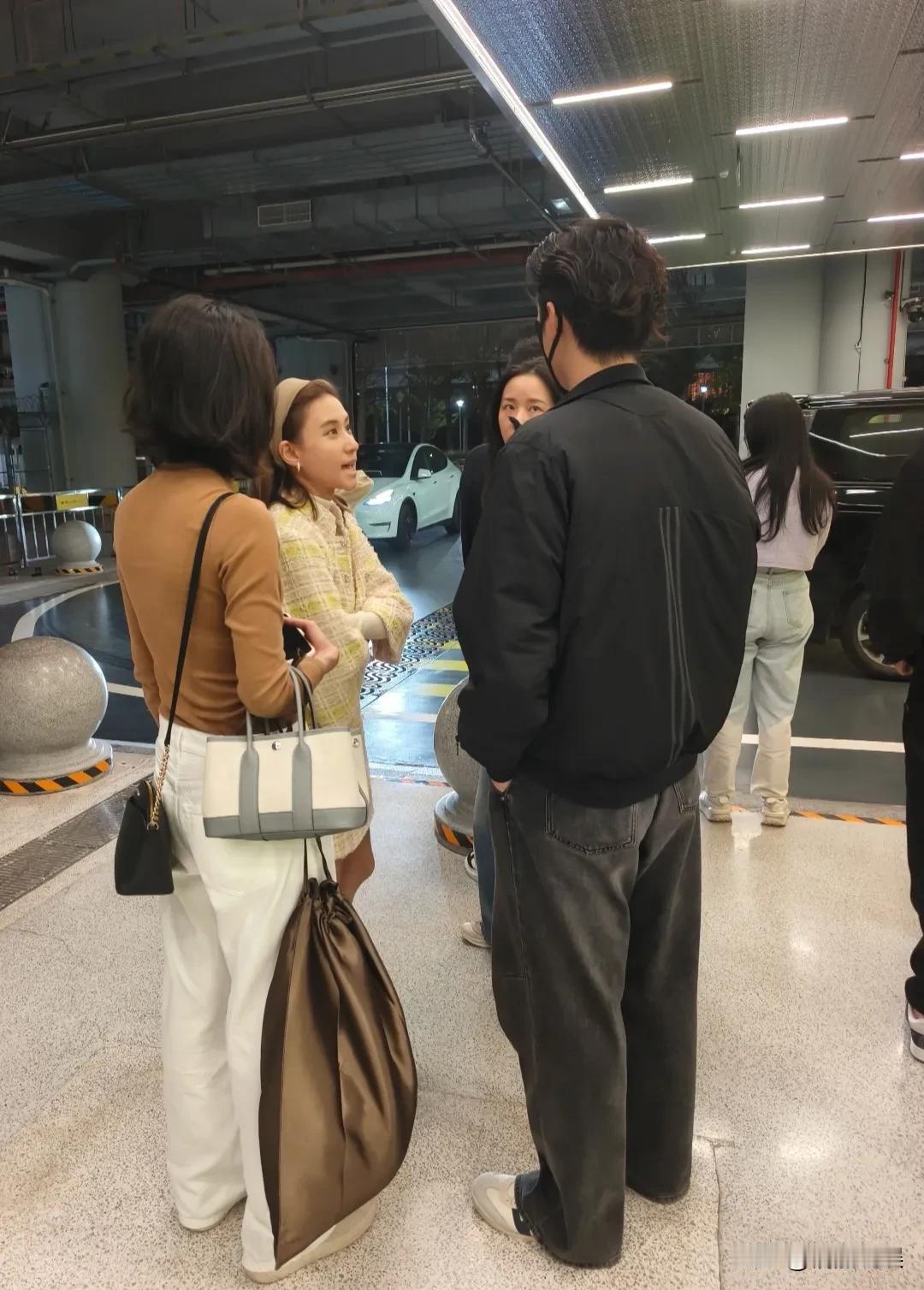 何超莲和窦骁夫妻俩现身澳门横琴口岸，何超莲看窦骁的眼神，会拉丝的那种，夫妻俩感情