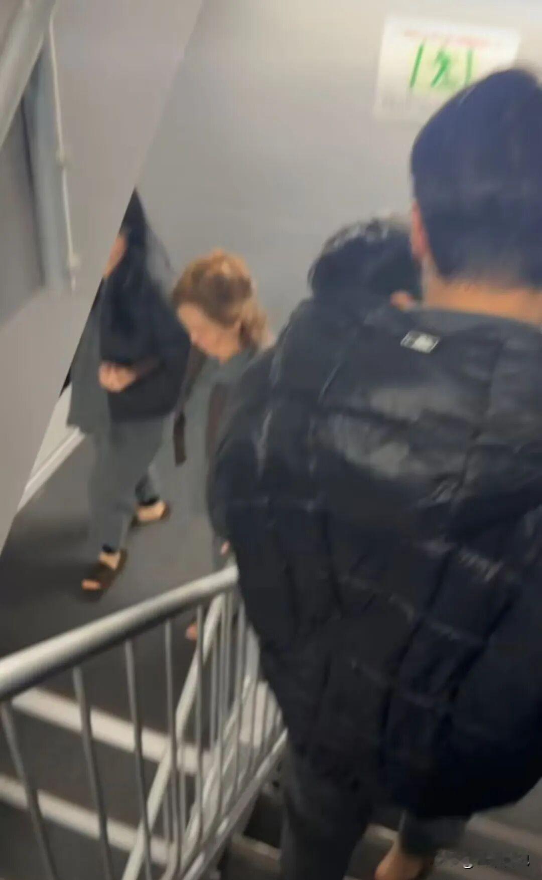 日本七级强震凌晨爆发，中国游客卫生间避险，核电站异常牵动人心。
12月8日晚11