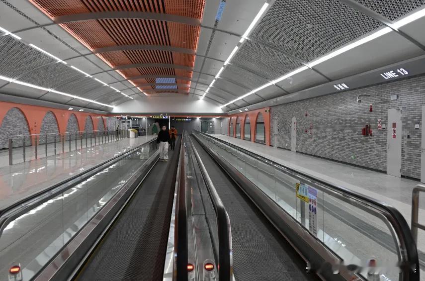 随着13号线车站的亮相，大气且富有设计感，更加人性化，让人眼前一亮。标志着大众期