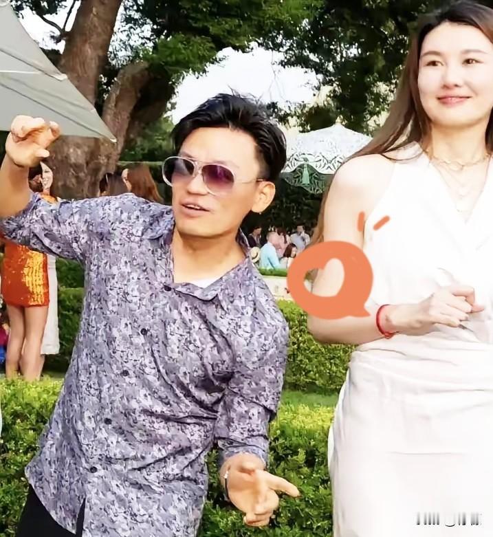 你见过把心掏出来又被踩碎的人吗？王宝强大概就是这样。

和冯清在一起八年没结婚，