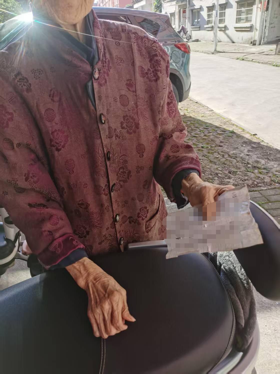 老阿姨据说八十八岁，很幸福。

  因为她有9个电话号码可以打，像9个锦囊那样，