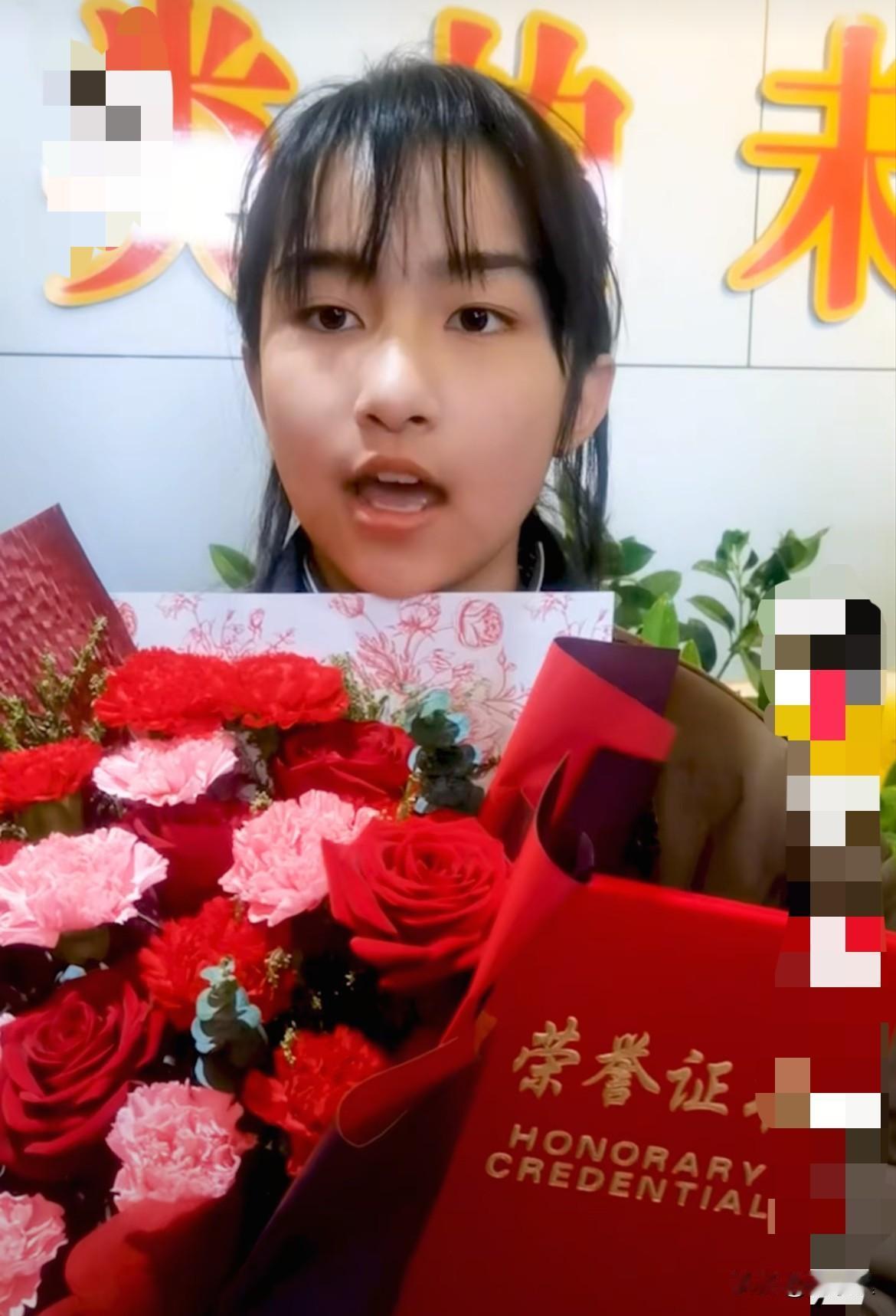 原来李佳婷果真是一位活泼乐观、开朗可爱的美少女！

她做成了成年人做不了，或者不