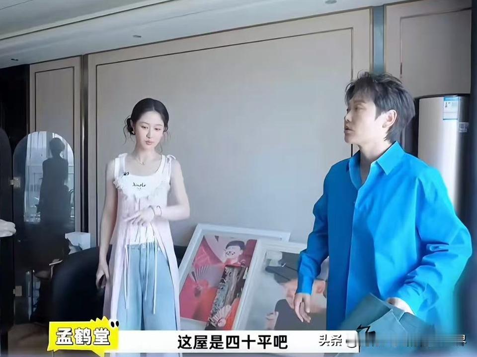 孟鹤堂北京豪宅曝光！客厅40平，有专门的展柜，有属于自己的房间设计。看到孟鹤堂在