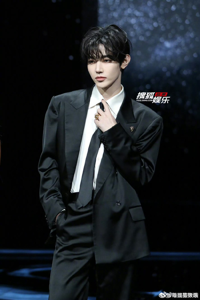 李莎旻子让章昊快开微博李莎旻子催促章昊开微博的样子，像极了催我交作业的课代表！微