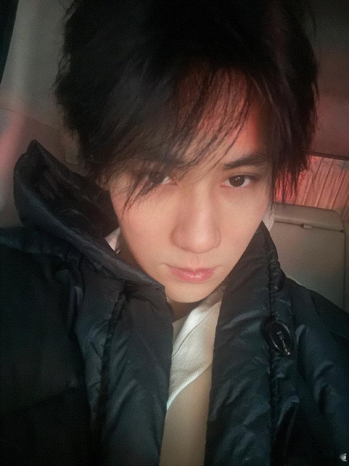 张真源吸到早起的空气   张真源早起素颜自拍照  张真源吸到早起的空气，还是素颜