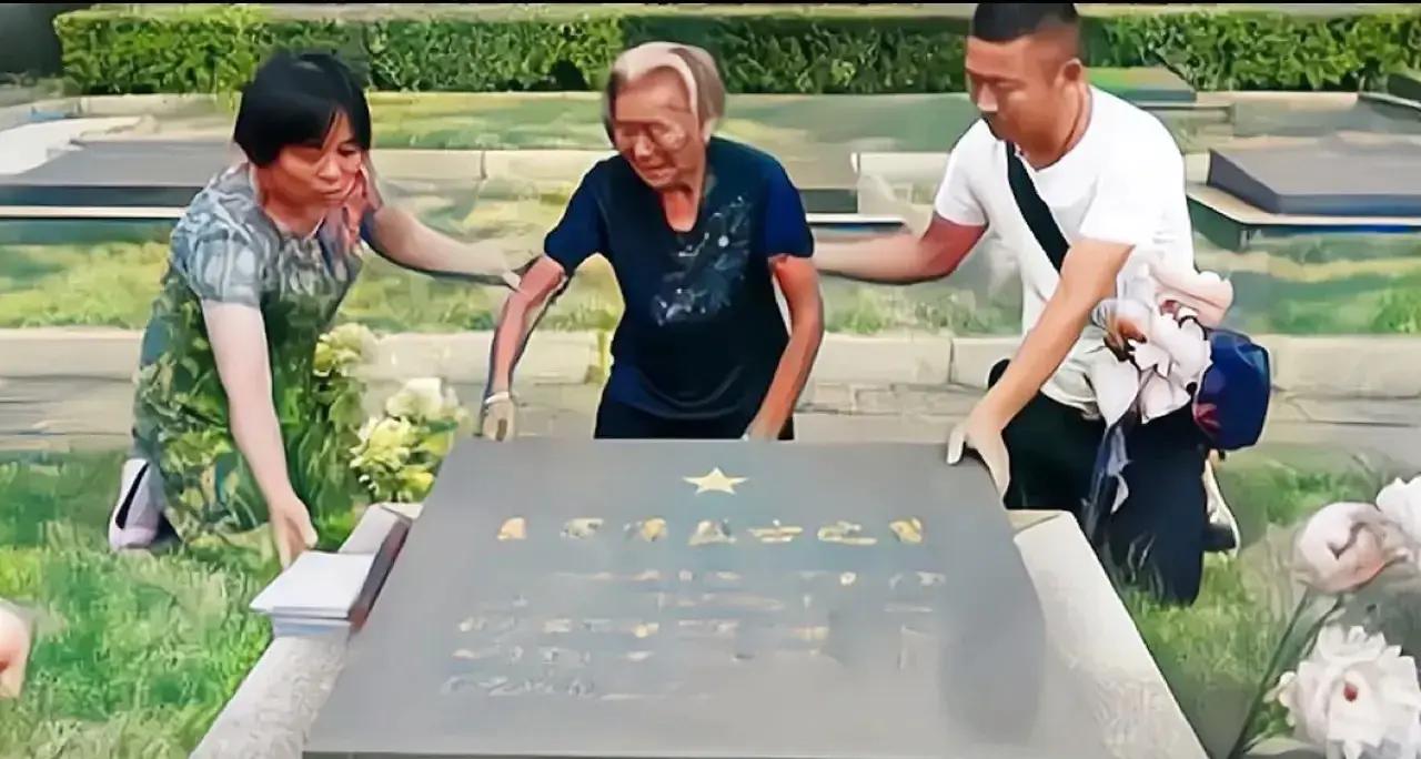 一位73岁的老妇人到烈士陵园给丈夫扫墓，没想到在旁边一块墓碑上，竟看到了自己的名