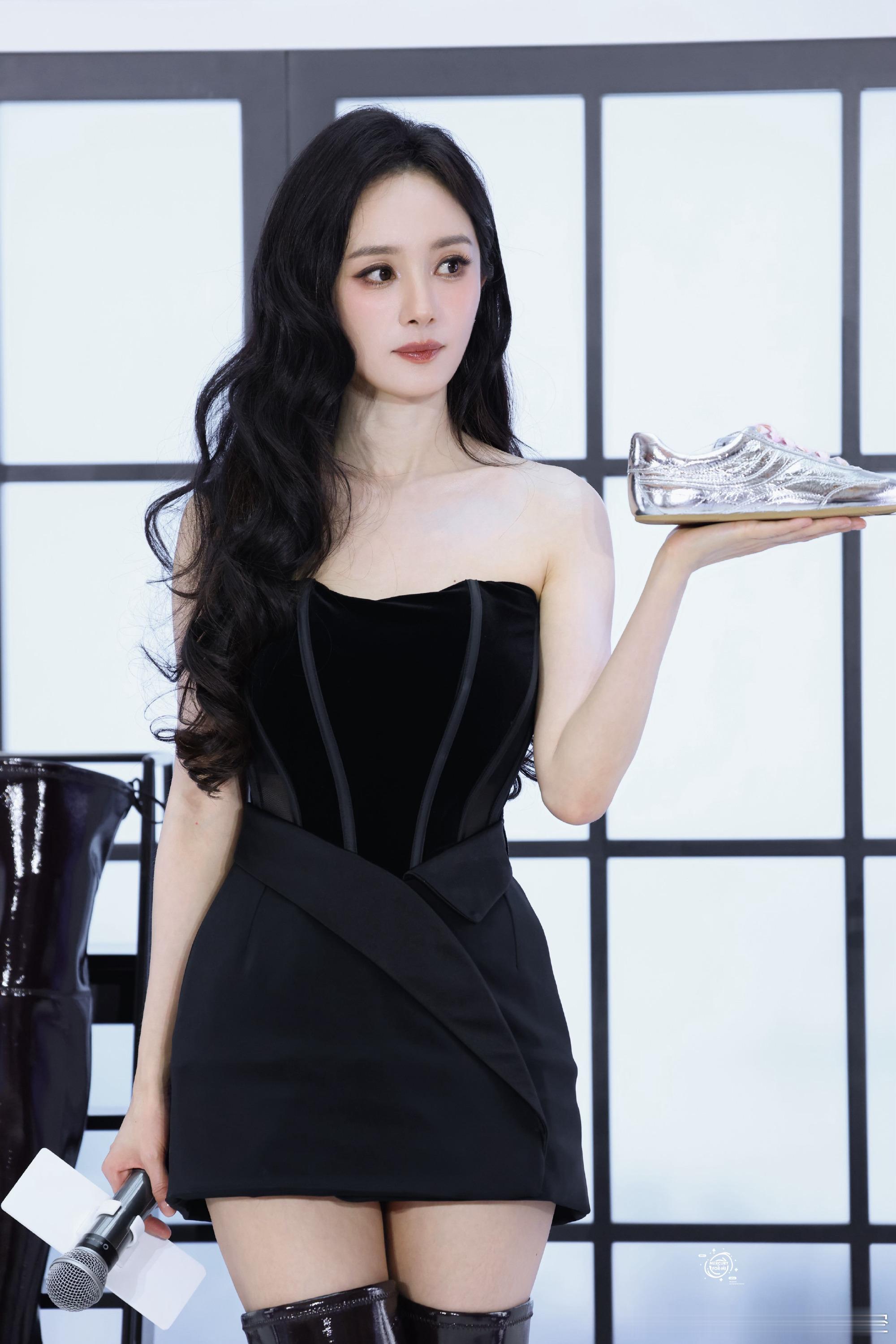 杨幂小时候住10平米胡同sw女王 总是那么的美怎么拍都很好看无论什么样的角度她都