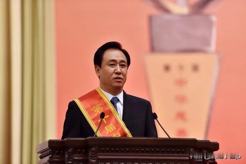 许家印于房地产行业而言，既有推动创新发展之功绩，亦有不可小觑之过错。
早期的他堪
