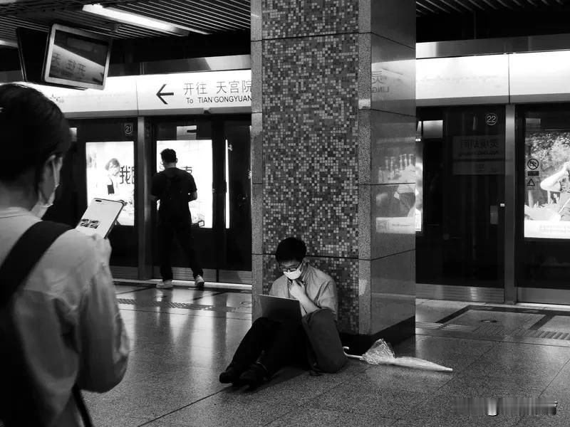 有人希望能提前退休，
有人却总舍不得退休。
为什么会出现这两种截然不同的心态？