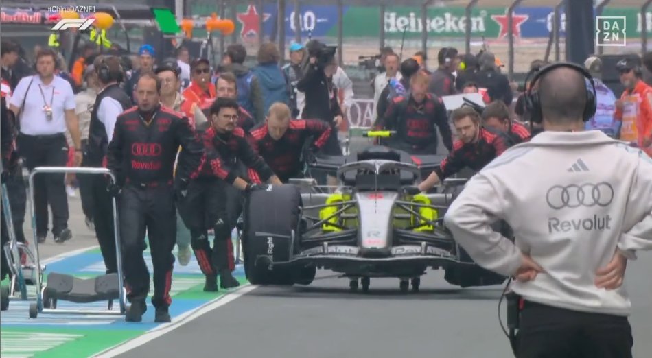 额…博托莱托的赛车被推回维修区（上一场是霍肯伯格）F1赛车2026F1中国大奖赛