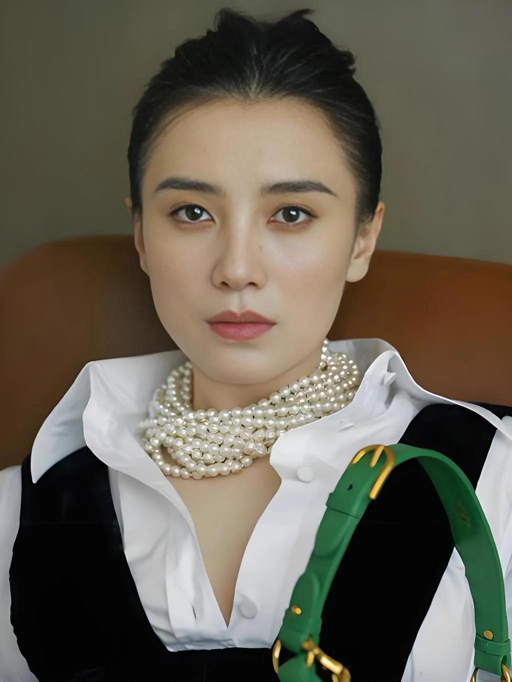 宋佳这组晒图质感太绝
随性松弛自带电影滤镜
完全是行走的氛围感大片
不刻意摆拍也