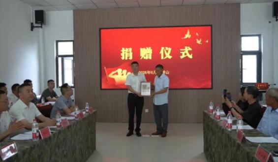 上央视新闻了！7 月 22 日报道，安徽潜山的丁光义，意外在砖缝里翻出了爷爷珍藏